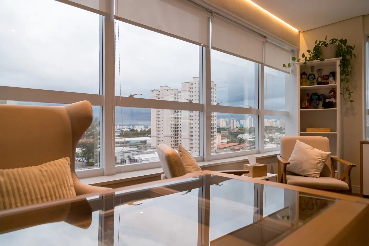 Sala de atendimento com janelas amplas e vista da cidade